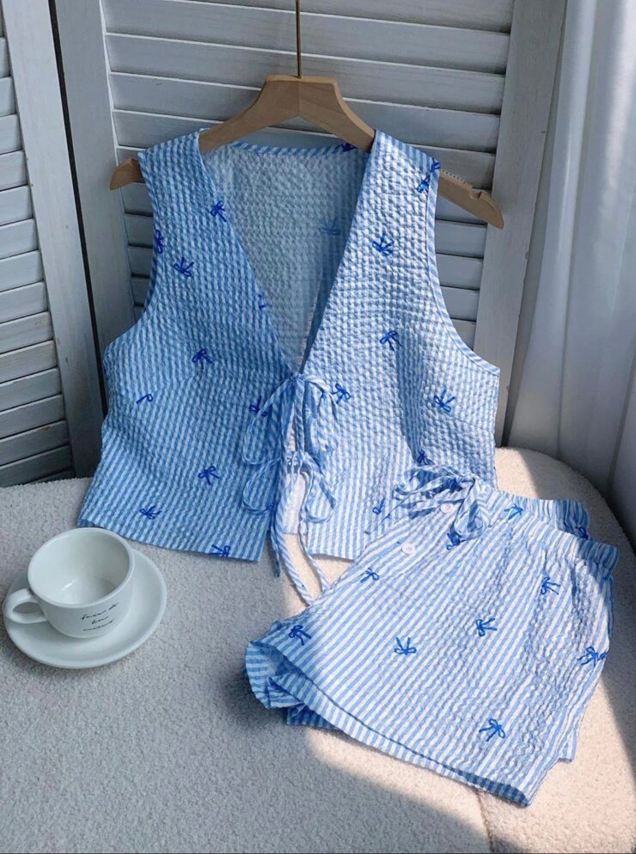 Conjunto Casual Coquette de Dos Piezas – Chaleco con Lazos y Shorts Listados