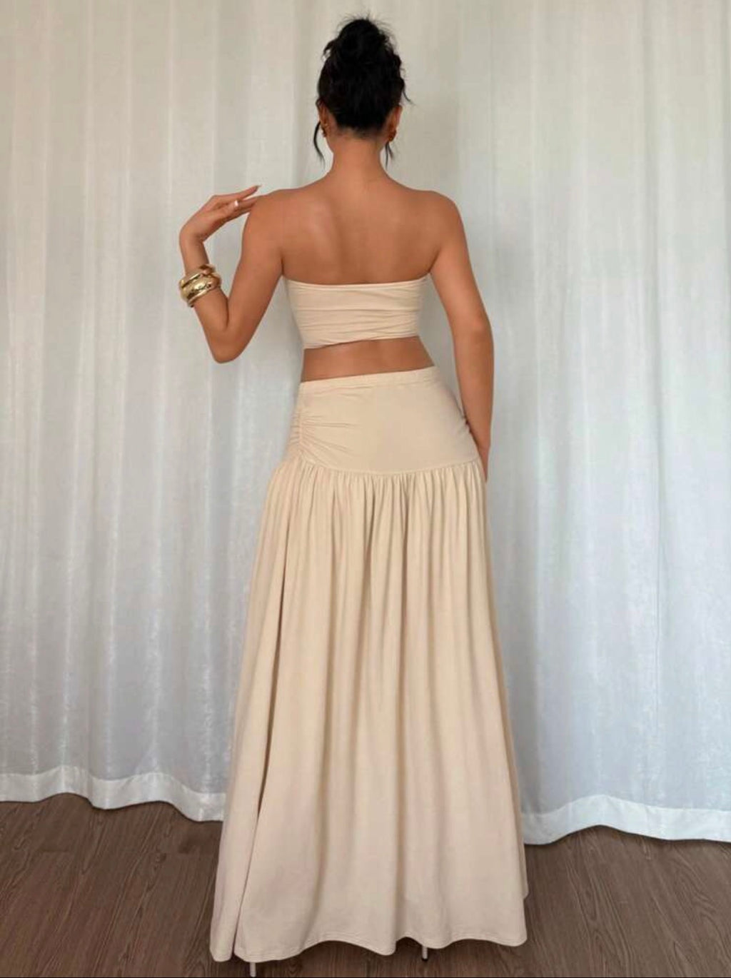 Top Strapless: Silueta de tubo sin tirantes que realza los hombros.