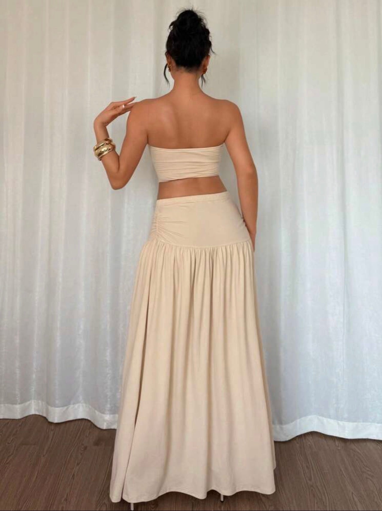 Top Strapless: Silueta de tubo sin tirantes que realza los hombros.