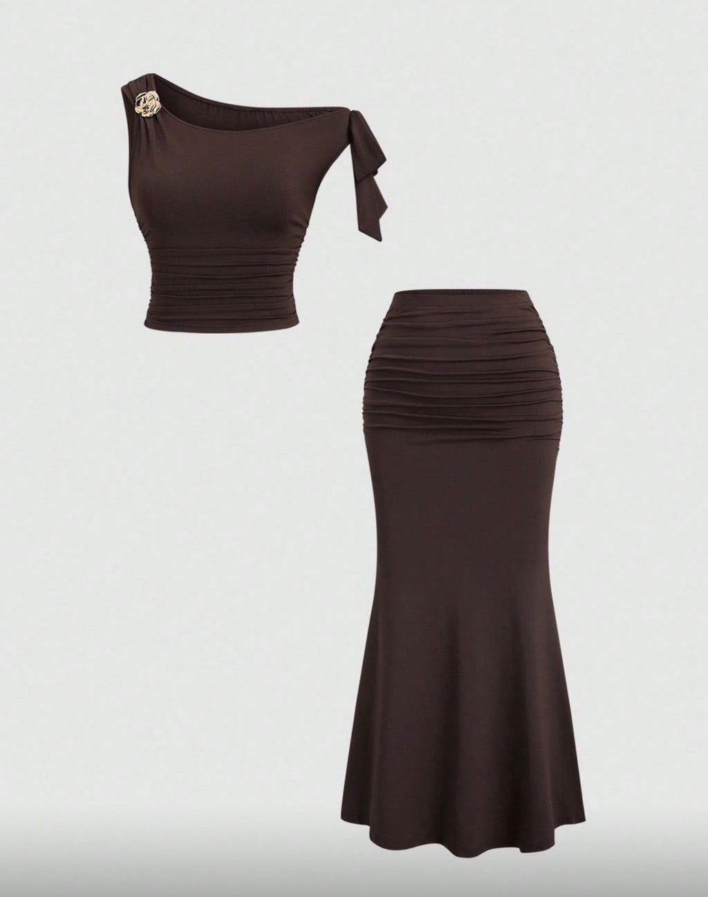 Vestido Maxi Asimétrico Marrón Chocolate con Broche Dorado – Elegancia y Fruncidos Premium
