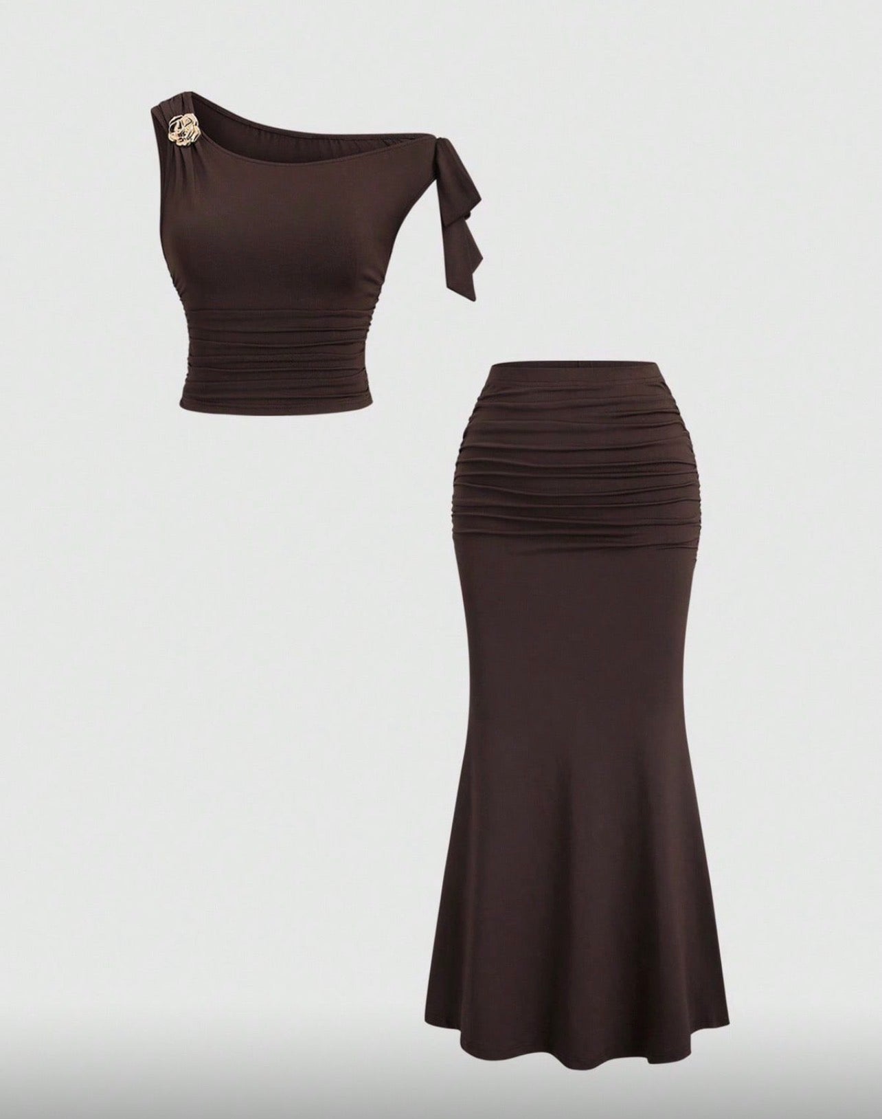 Vestido Maxi Asimétrico Marrón Chocolate con Broche Dorado – Elegancia y Fruncidos Premium