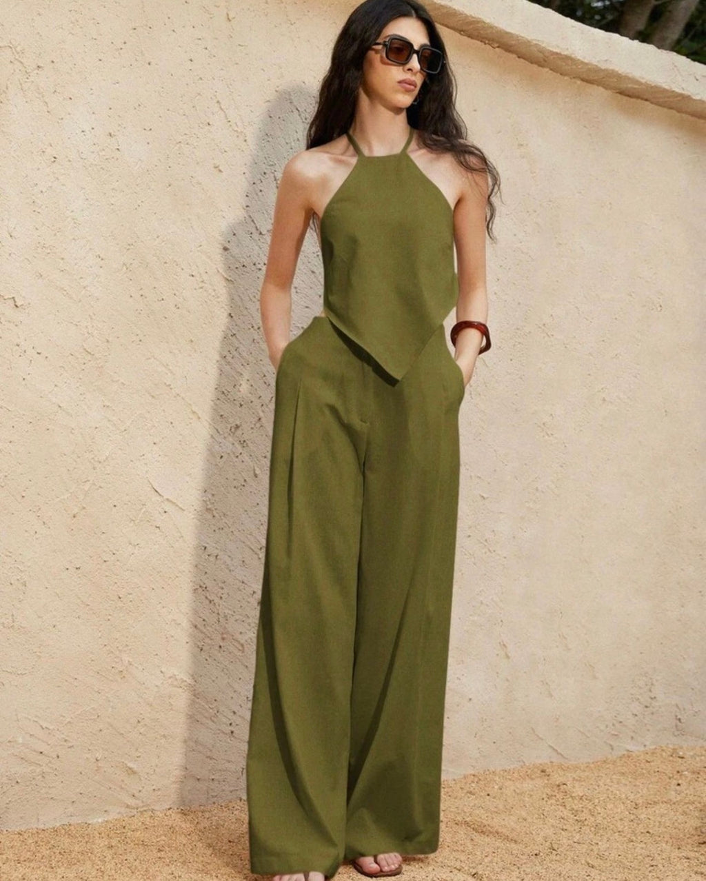 Conjunto Aveloria – Top Halter Asimétrico y Pantalón Wide Leg en Verde Oliva