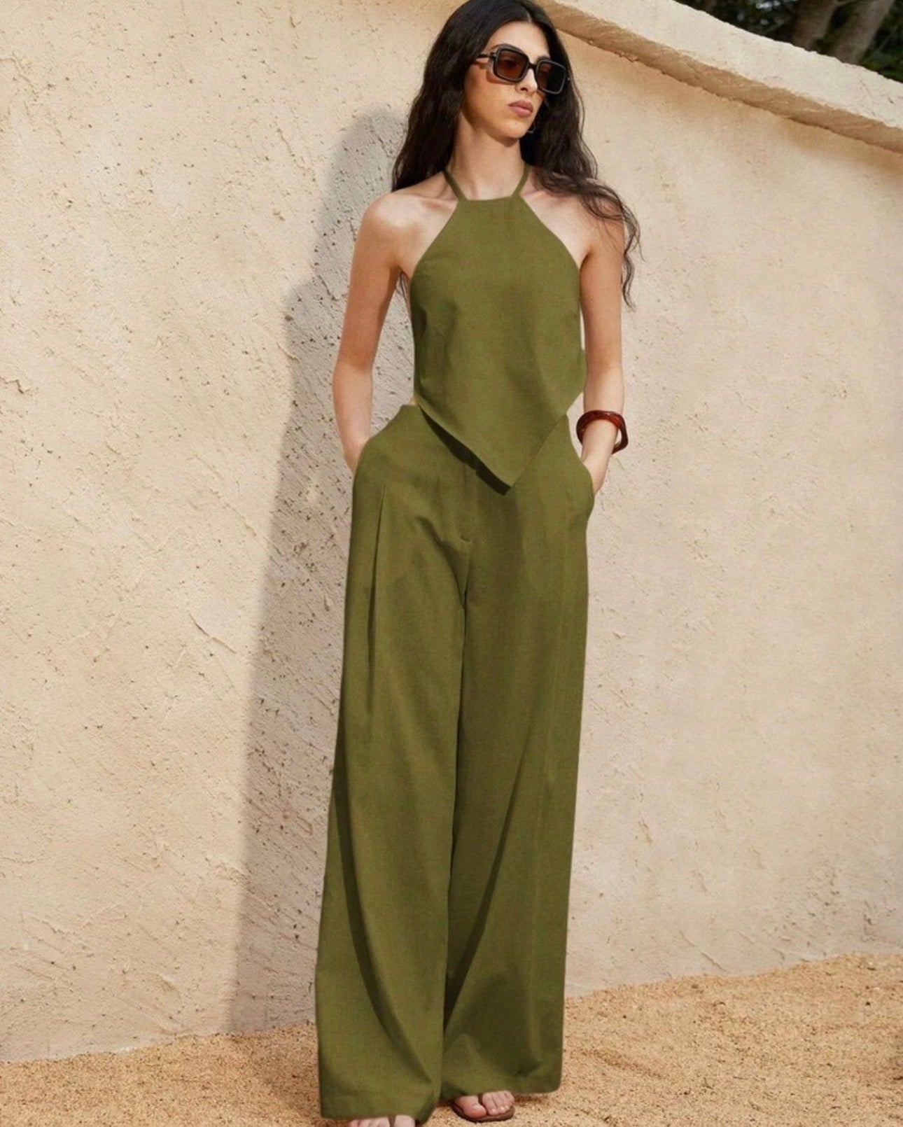 Conjunto Aveloria – Top Halter Asimétrico y Pantalón Wide Leg en Verde Oliva