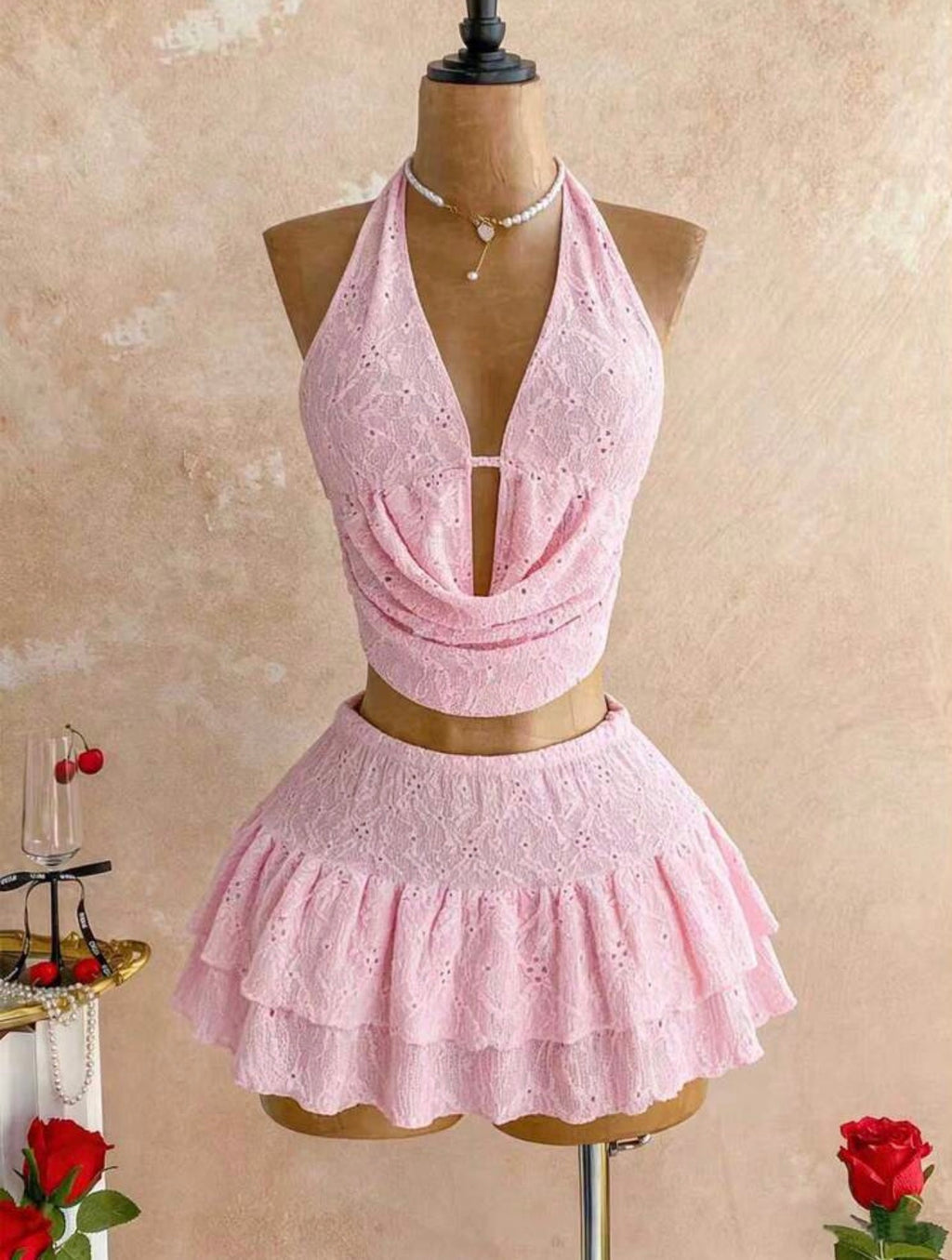 Conjunto Coquette de Dos Piezas: Top Halter Romántico y Minifalda con Volantes