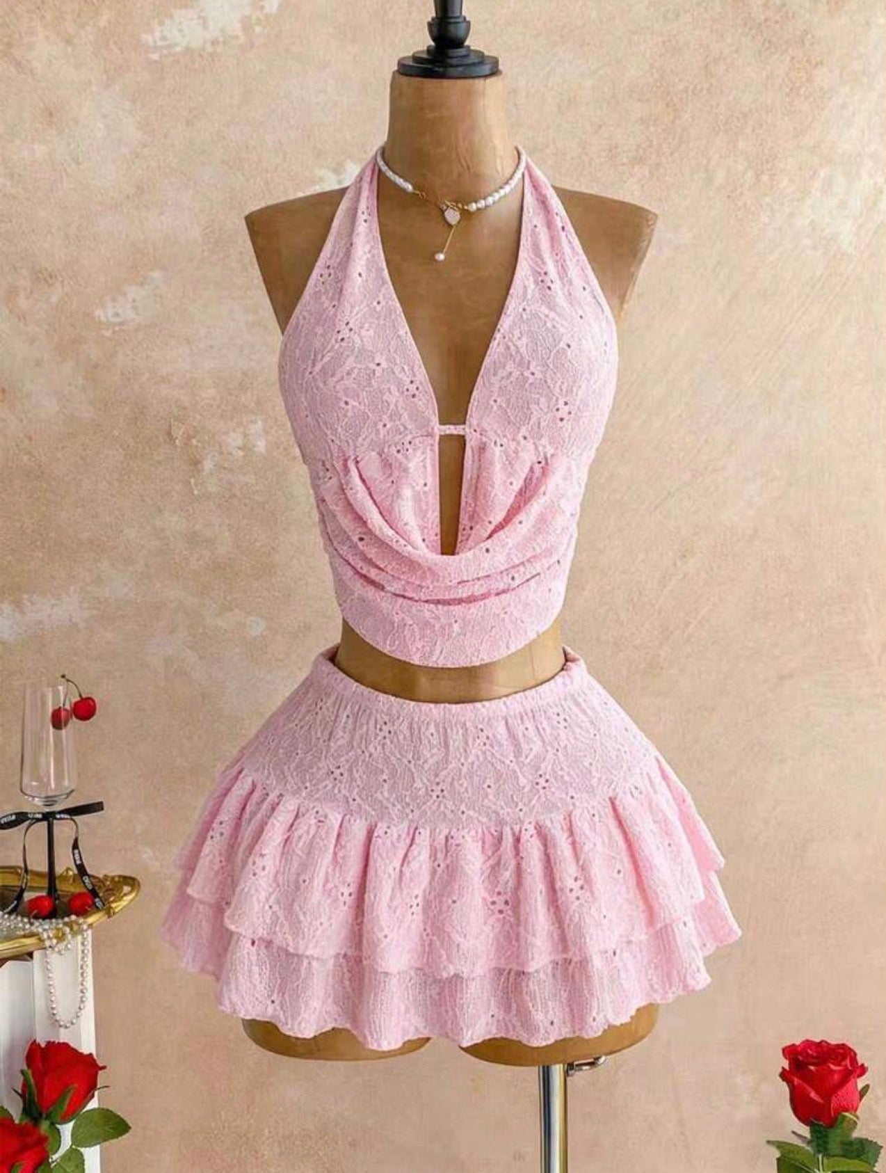 Conjunto Coquette de Dos Piezas: Top Halter Romántico y Minifalda con Volantes