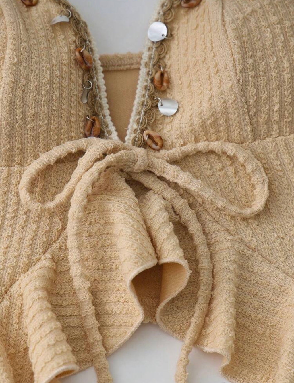 Set de Playa Beach-Chic: Top Rústico con Conchas y Shorts de Punto