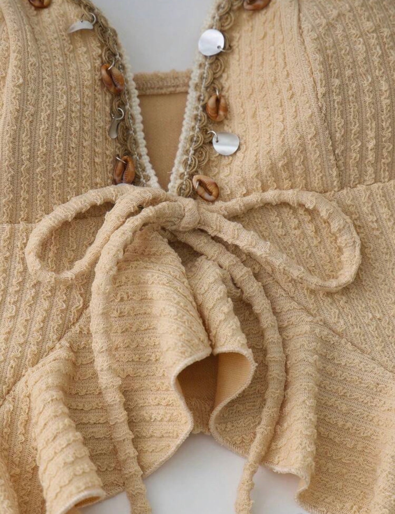 Set de Playa Beach-Chic: Top Rústico con Conchas y Shorts de Punto