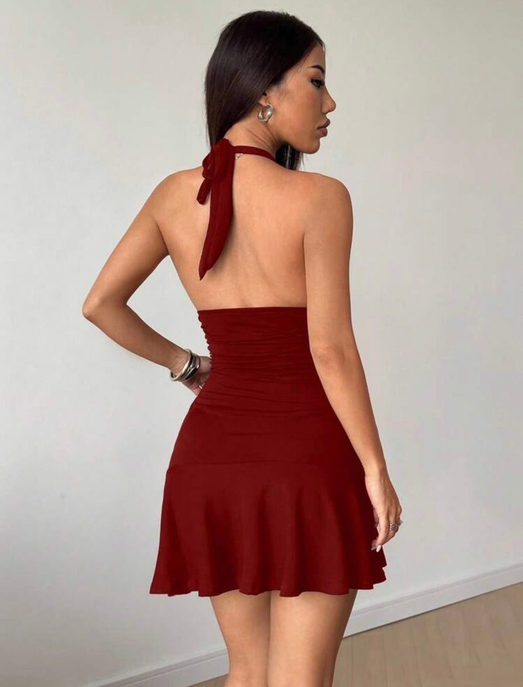 Vestido Mini Rouge – Halter Escotado con Cuerpo Drapeado