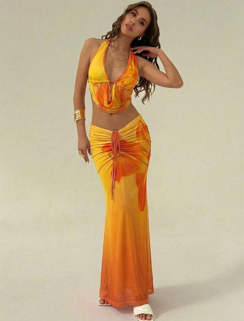 Conjunto Tropical de Dos Piezas: Top Halter Desbocado y Falda Maxi Fruncida