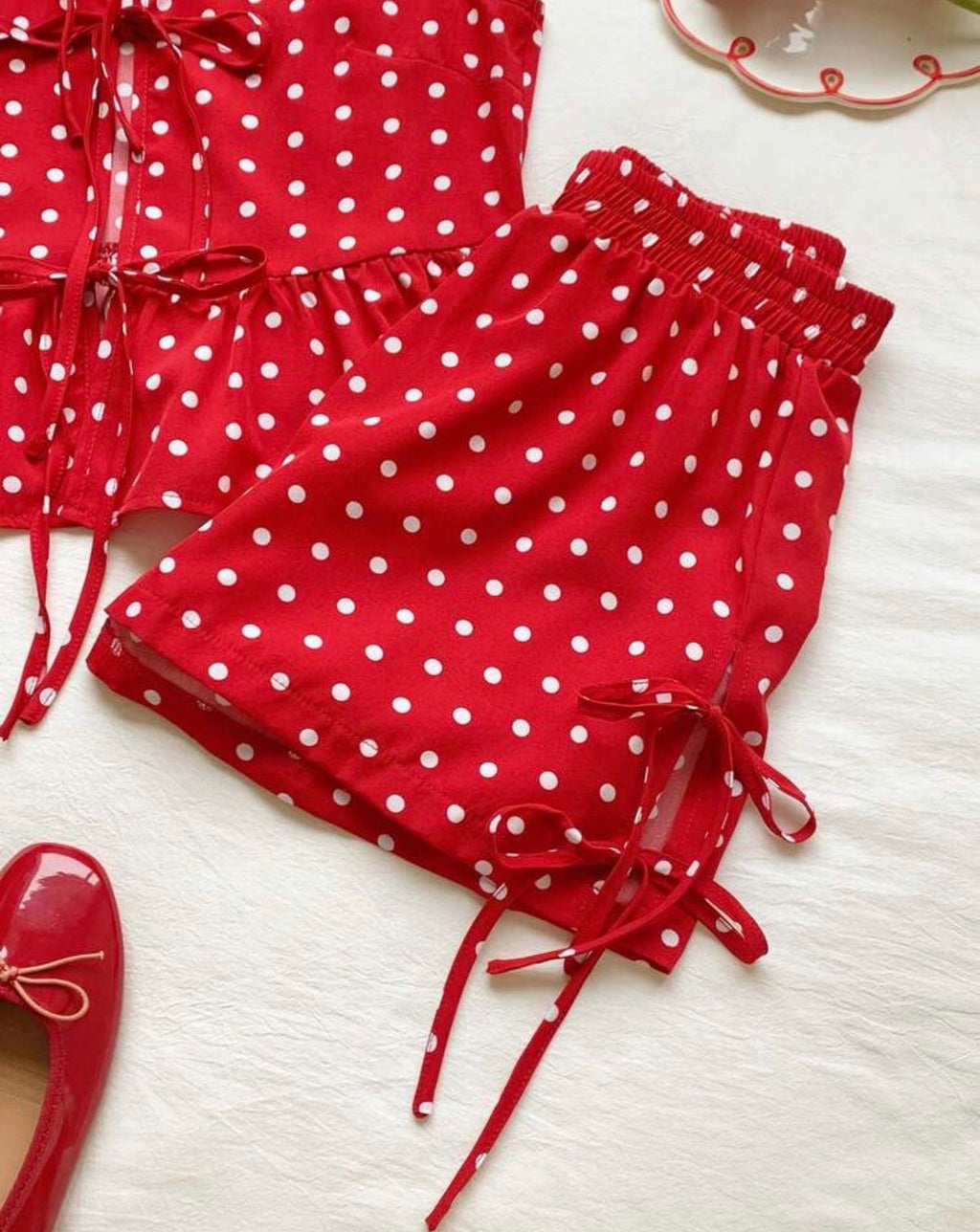 Set de Dos Piezas Coquette de Lunares: Top de Lazos con Volante y Shorts Ajustables