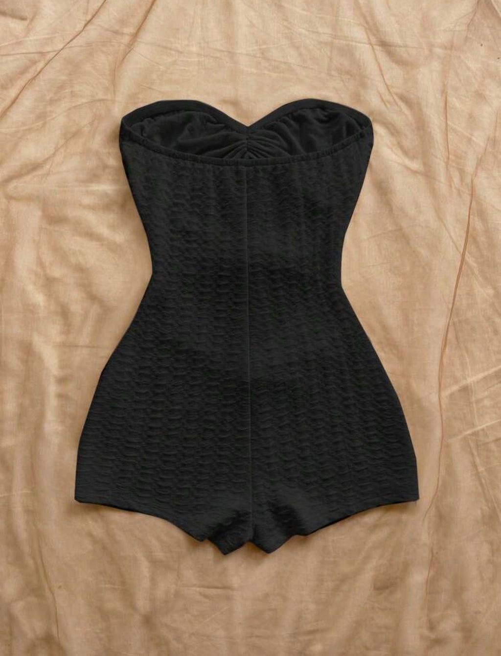 Enterizo Corto Bandeau con Detalles de Sol – Texturizado Negro