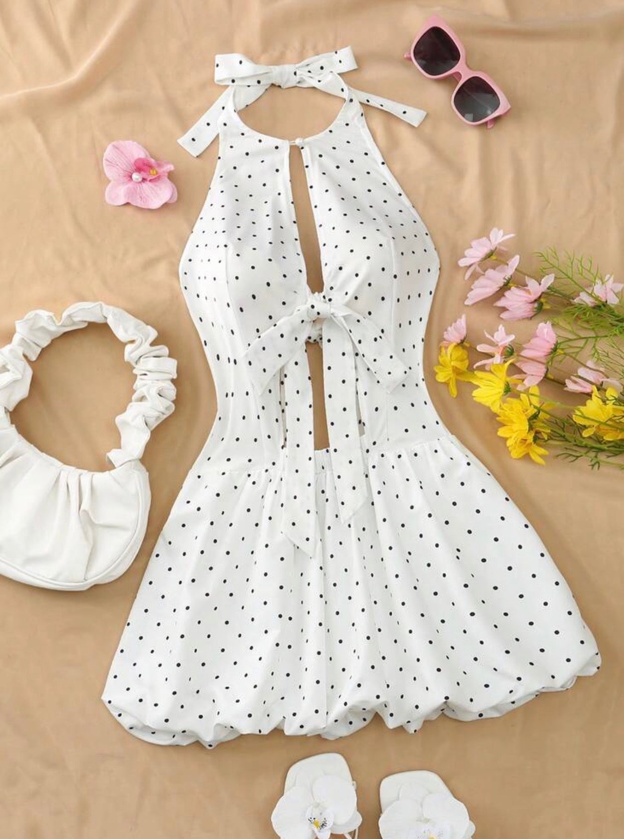 Vestido Mini Halter Retro: Estampado de Lunares y Falda Globo con Lazo