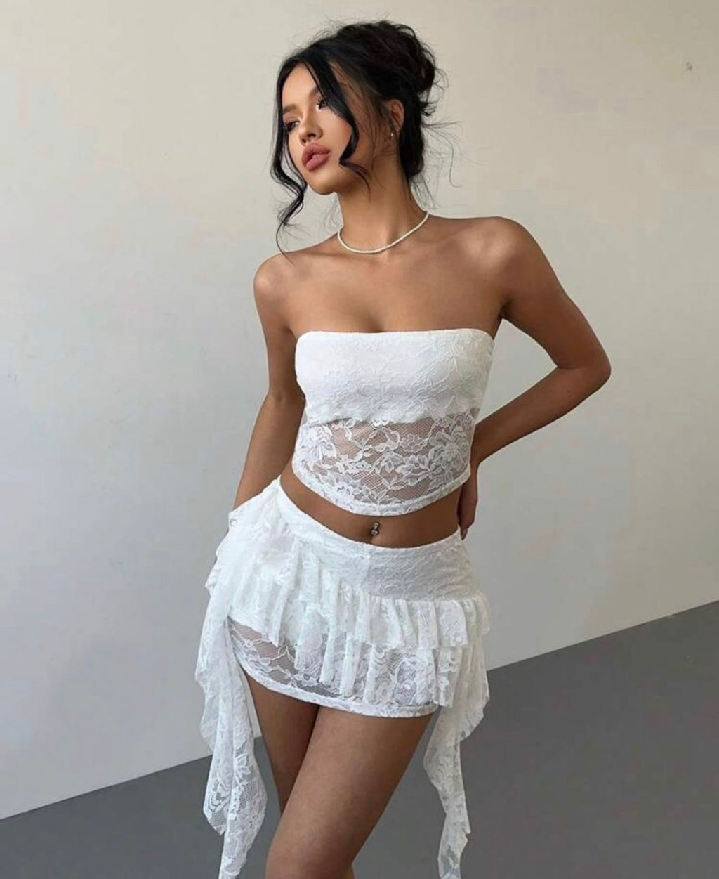Set de Dos Piezas de Encaje Floral: Crop Top Strapless y Mini Falda con Volantes