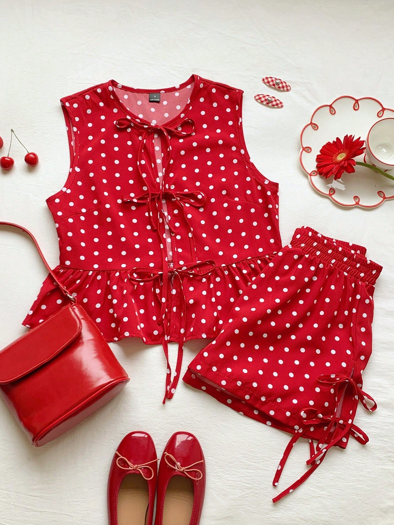 Set de Dos Piezas Coquette de Lunares: Top de Lazos con Volante y Shorts Ajustables