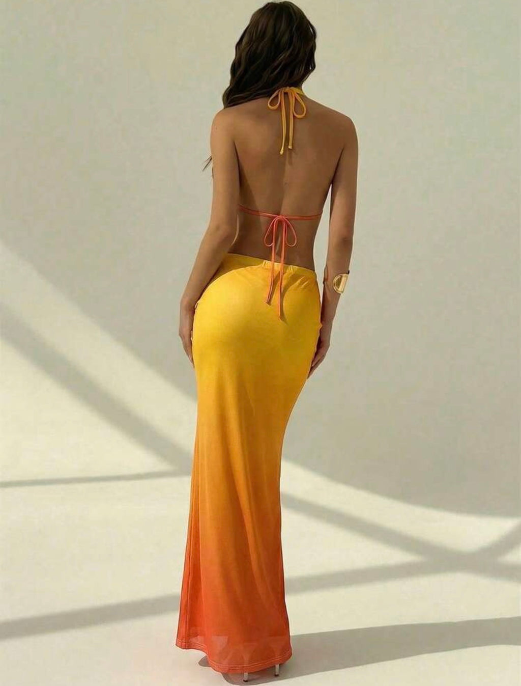 Conjunto Tropical de Dos Piezas: Top Halter Desbocado y Falda Maxi Fruncida