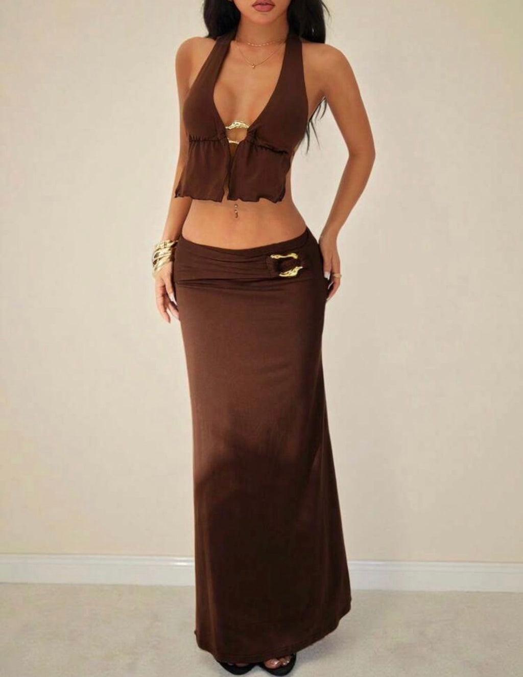 Conjunto Cocoa Glam – Top Halter Escotado y Falda Maxi con Herraje Dorado
