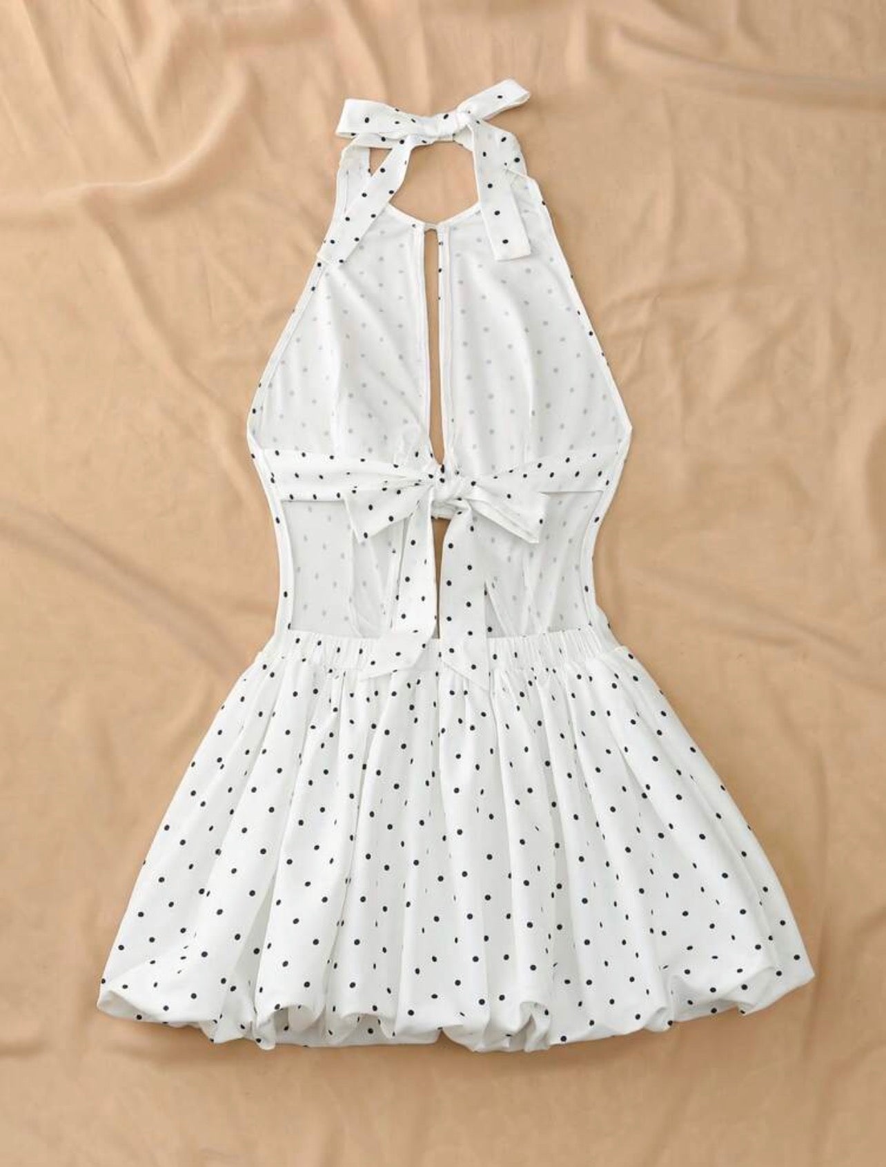 Vestido Mini Halter Retro: Estampado de Lunares y Falda Globo con Lazo
