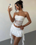 Set de Dos Piezas de Encaje Floral: Crop Top Strapless y Mini Falda con Volantes