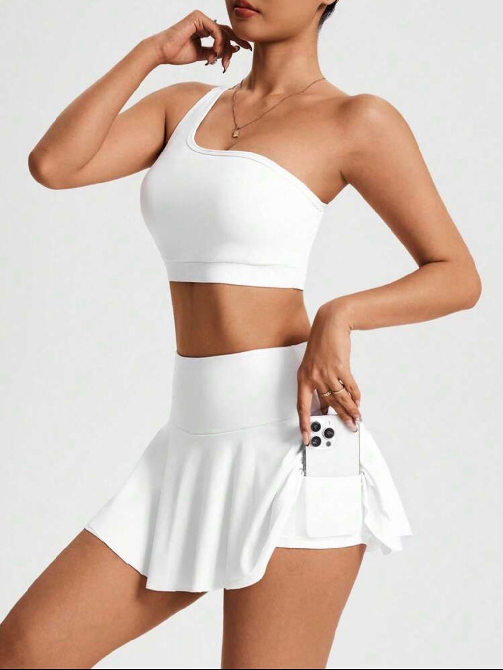 Conjunto Deportivo Asimétrico con Falda-Shorte – Elegancia y Dinatismo