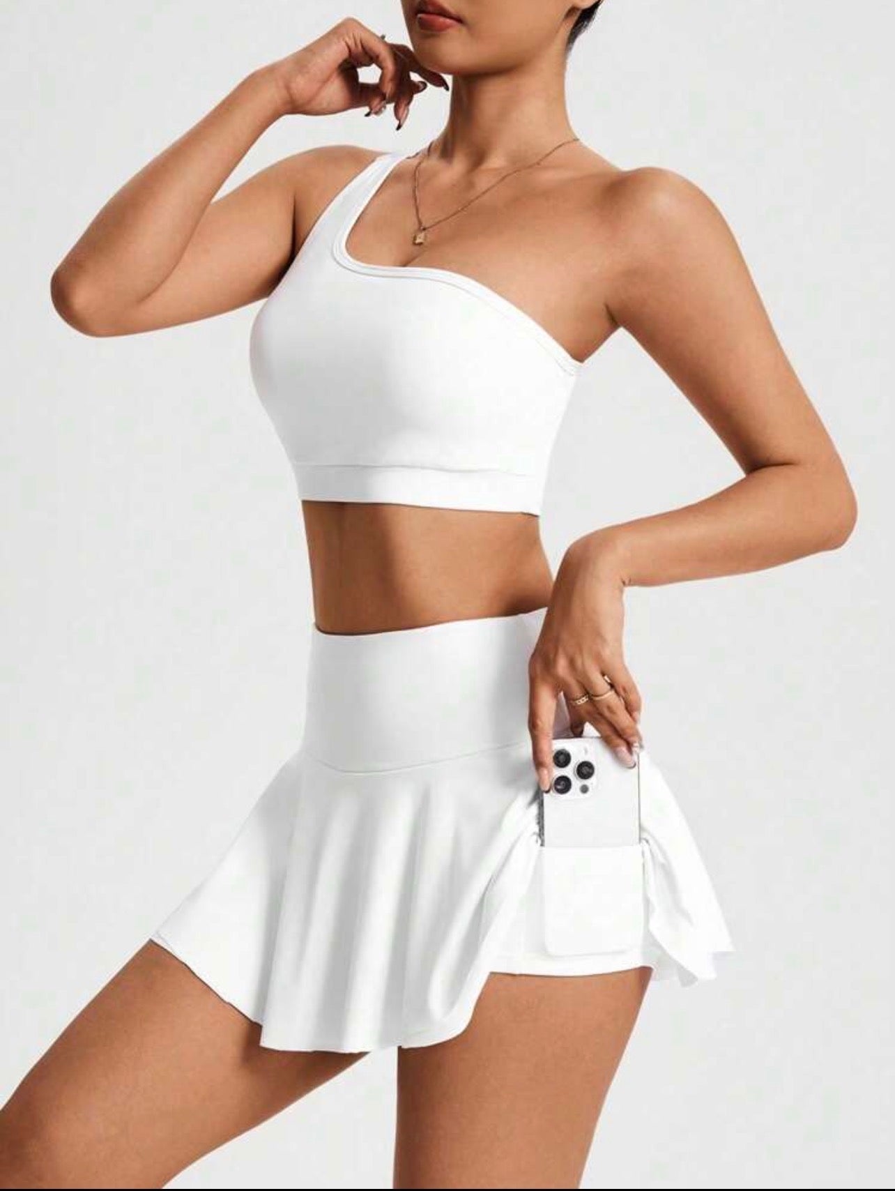 Conjunto Deportivo Asimétrico con Falda-Shorte – Elegancia y Dinatismo
