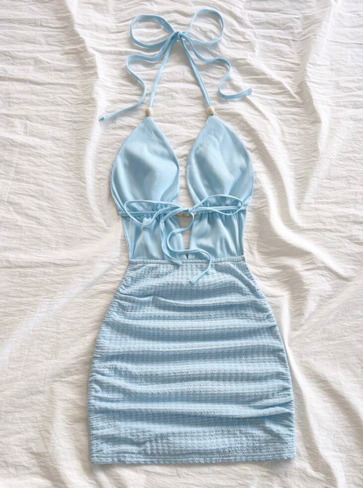 Vestido Playero Texturizado Celeste – Estilo Halter con Recortes (Cut-out)