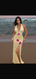 Vestido Maxi Tropicalia – Halter Drapeado con Flores 3D y Tajo Profundo