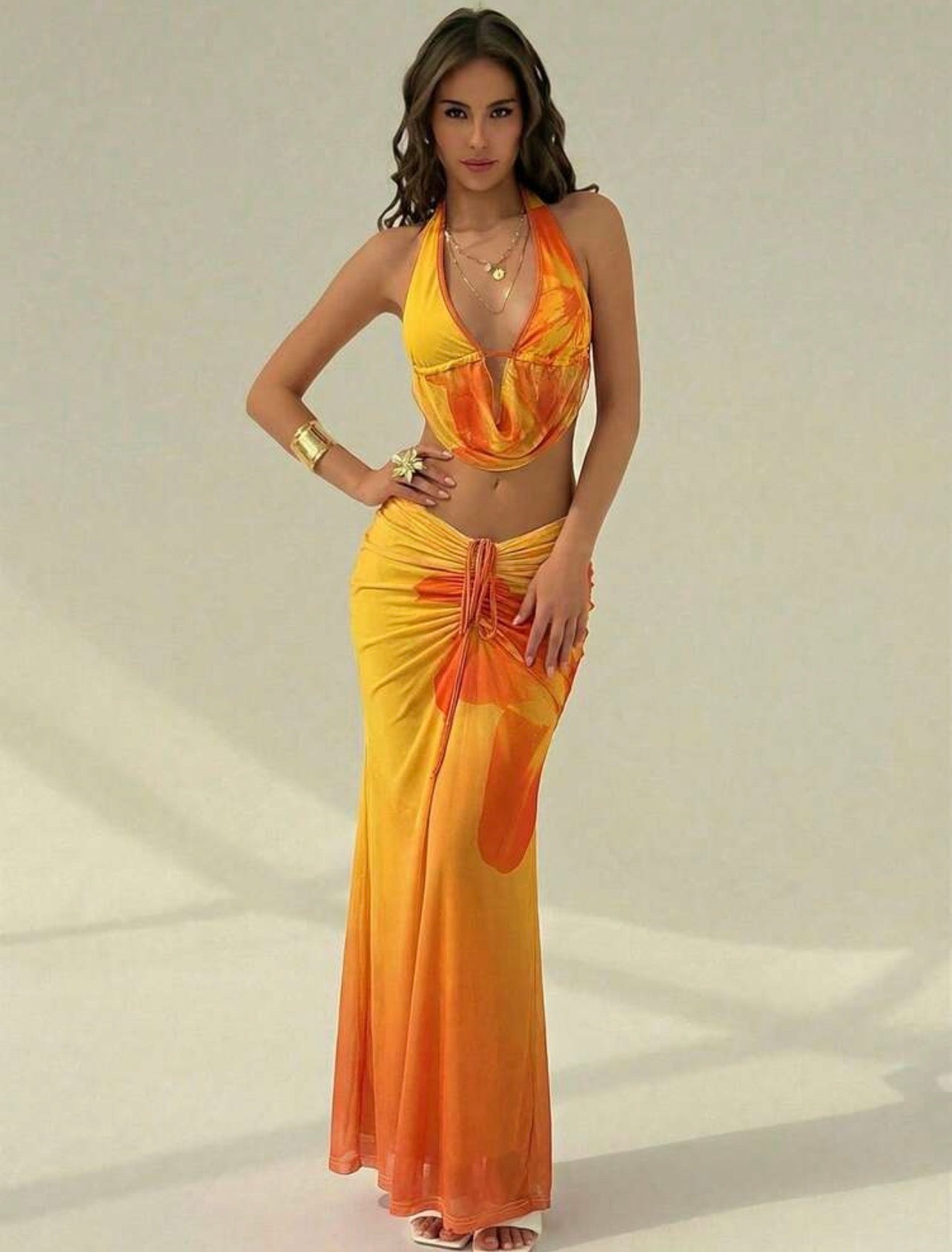 Conjunto Tropical de Dos Piezas: Top Halter Desbocado y Falda Maxi Fruncida