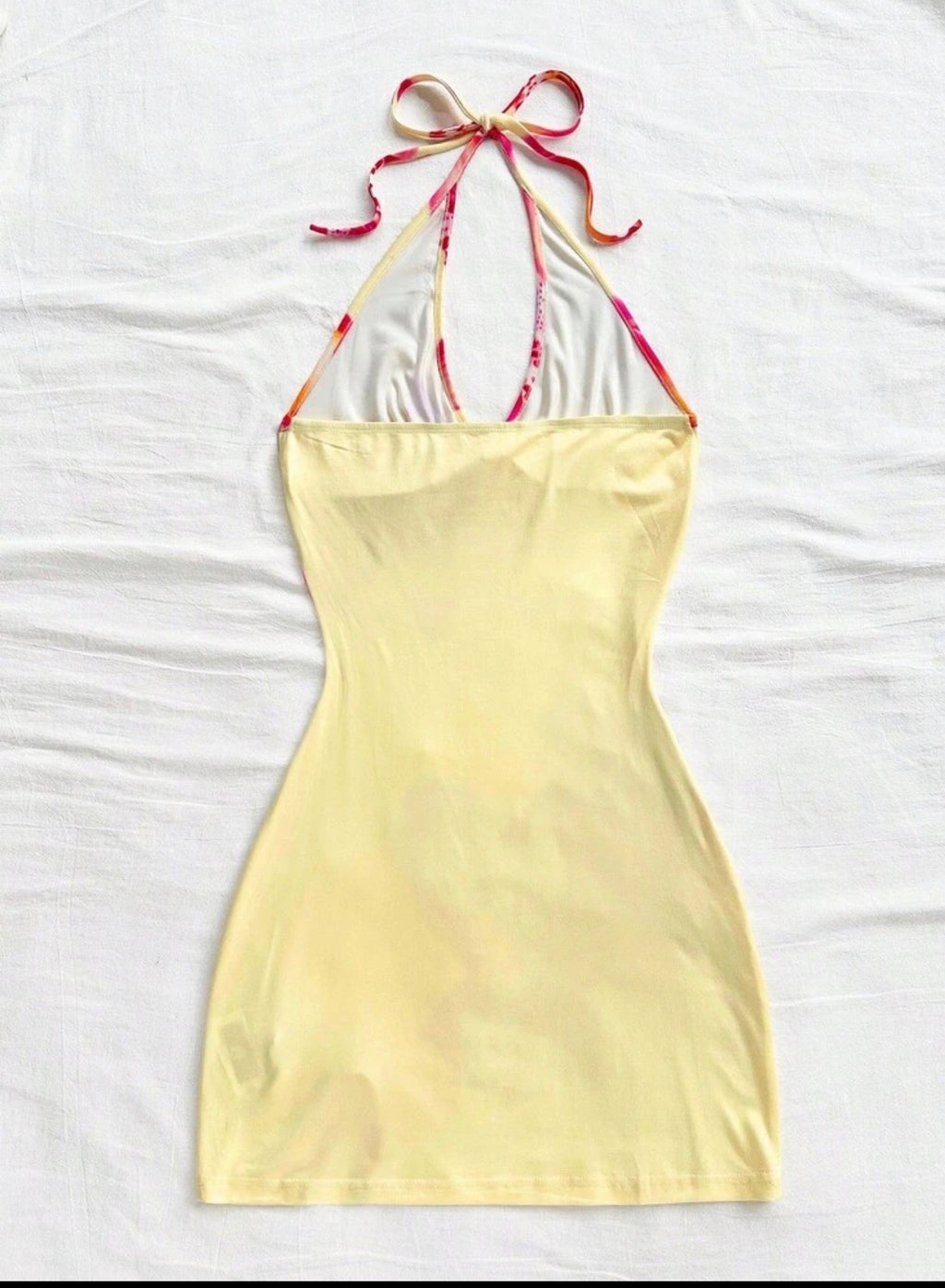 Vestido Mini "Tropical Orchid" – Cuello Halter y Abertura Frontal