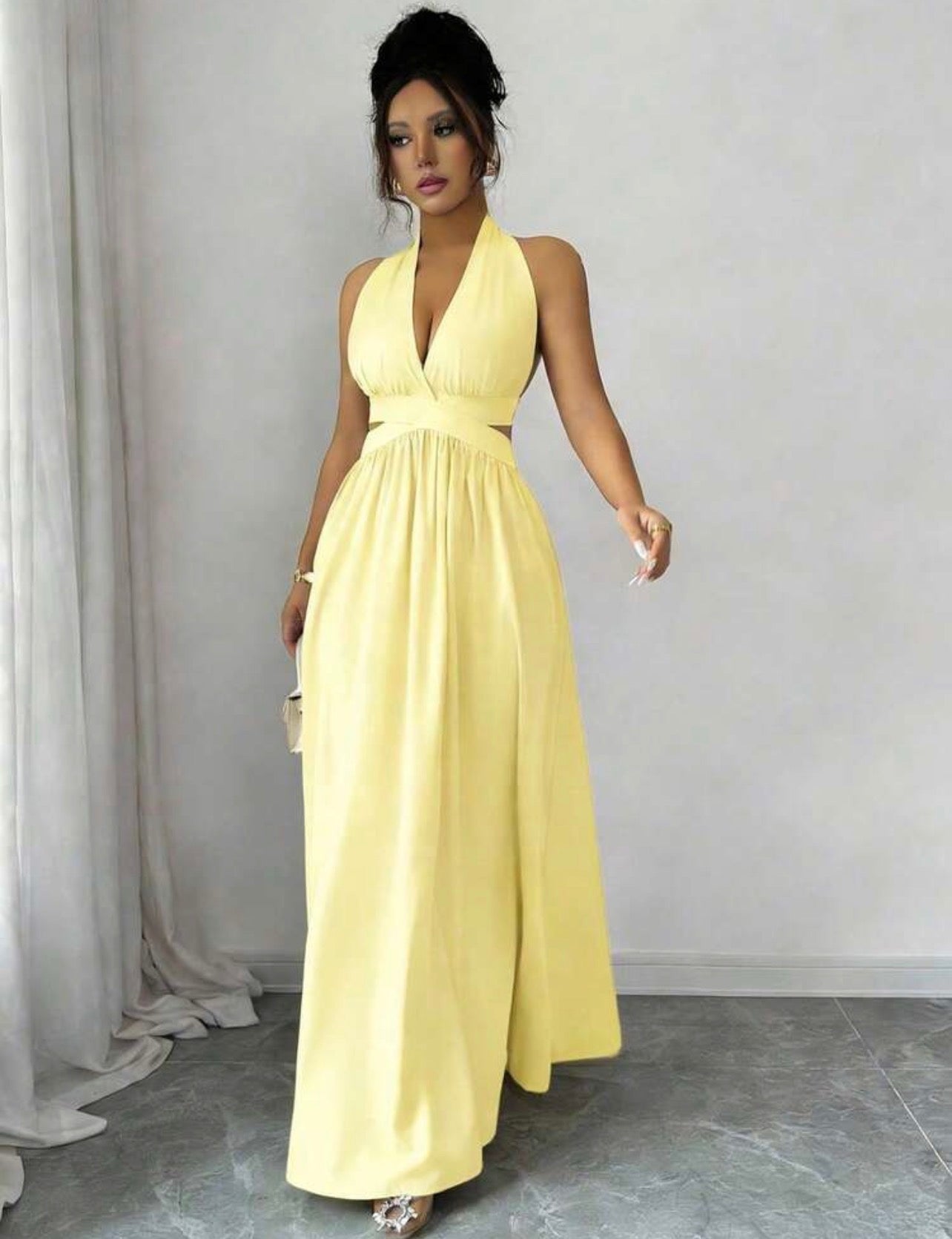 Vestido Largo de Fiesta con Escote Halter y Recortes – Amarillo Pastel