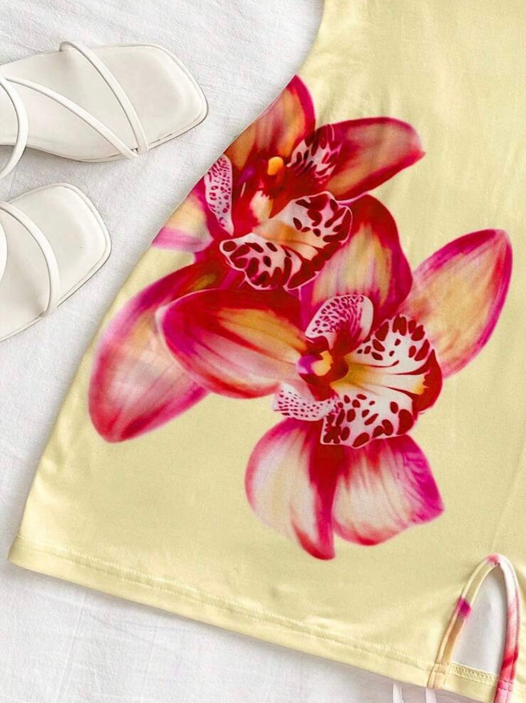 Vestido Mini "Tropical Orchid" – Cuello Halter y Abertura Frontal