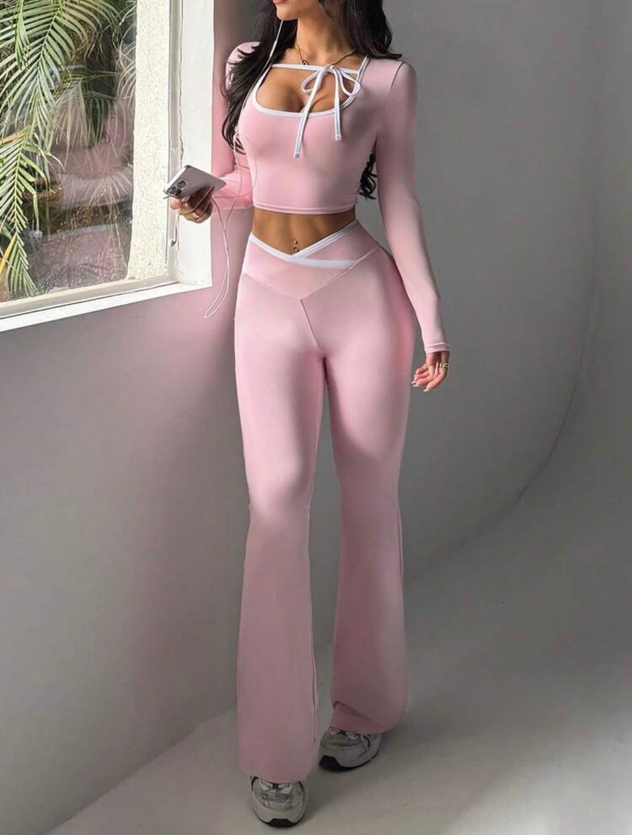 Conjunto Deportivo de Dos Piezas "Pink Balance" – Crop Top Manga Larga y Leggings Acampanados