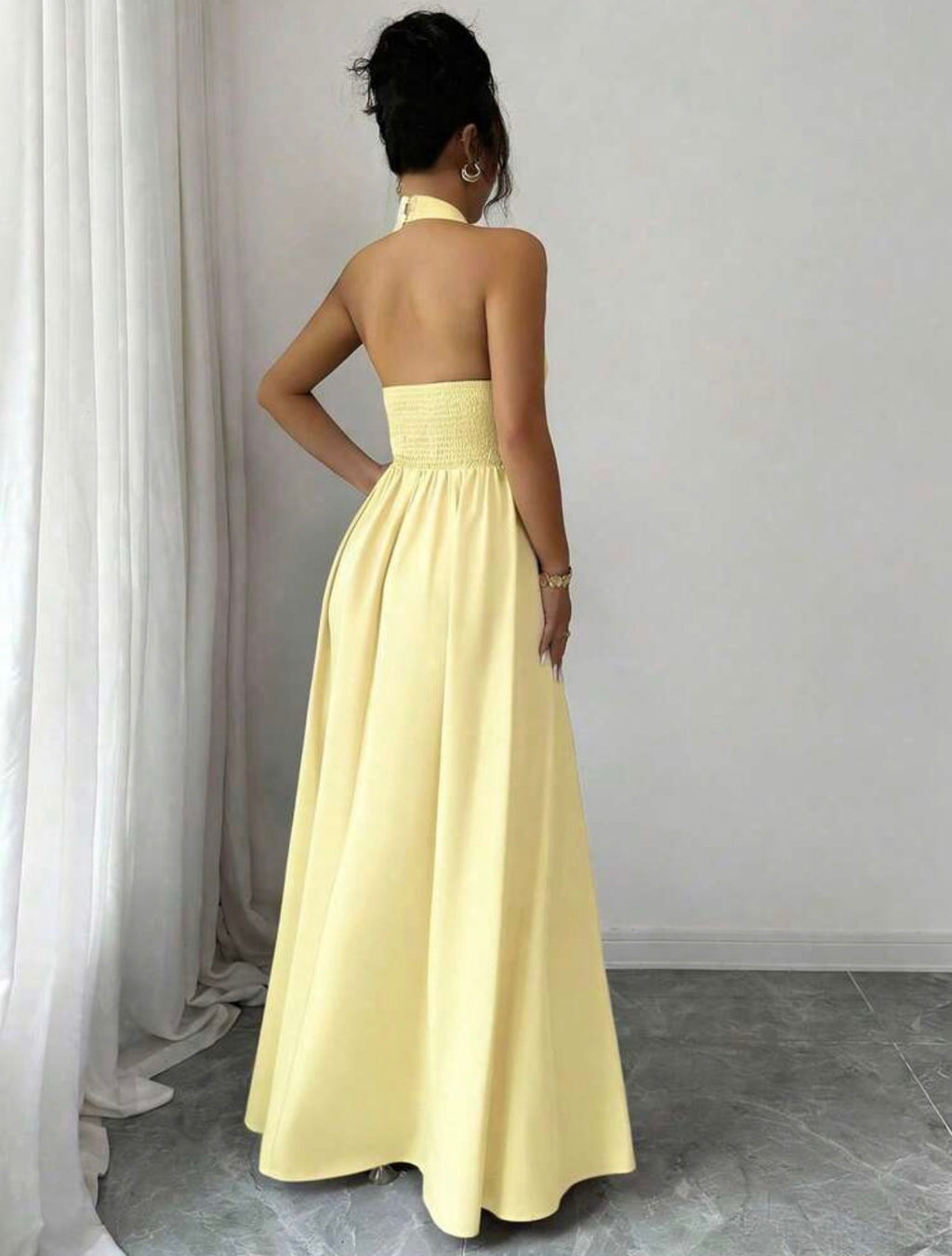Vestido Largo de Fiesta con Escote Halter y Recortes – Amarillo Pastel