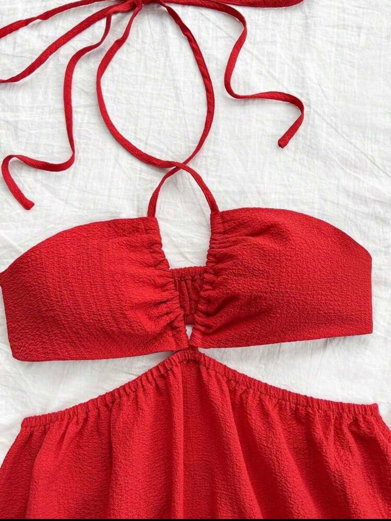 Vestido Mini Santorini – Halter Cut-Out con Textura y Volados