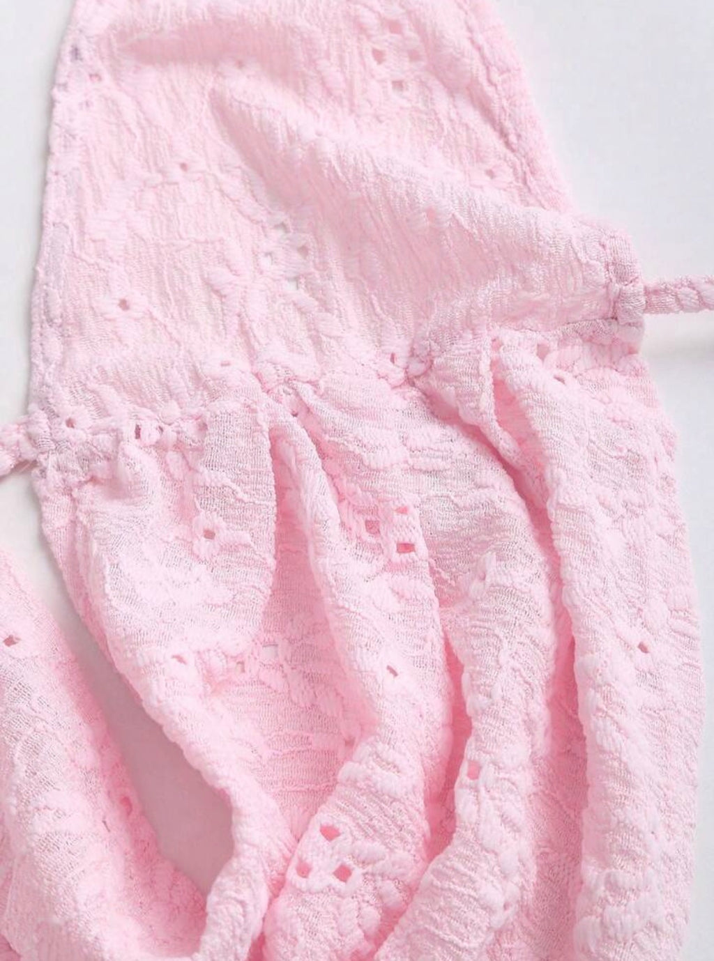 Conjunto Coquette de Dos Piezas: Top Halter Romántico y Minifalda con Volantes