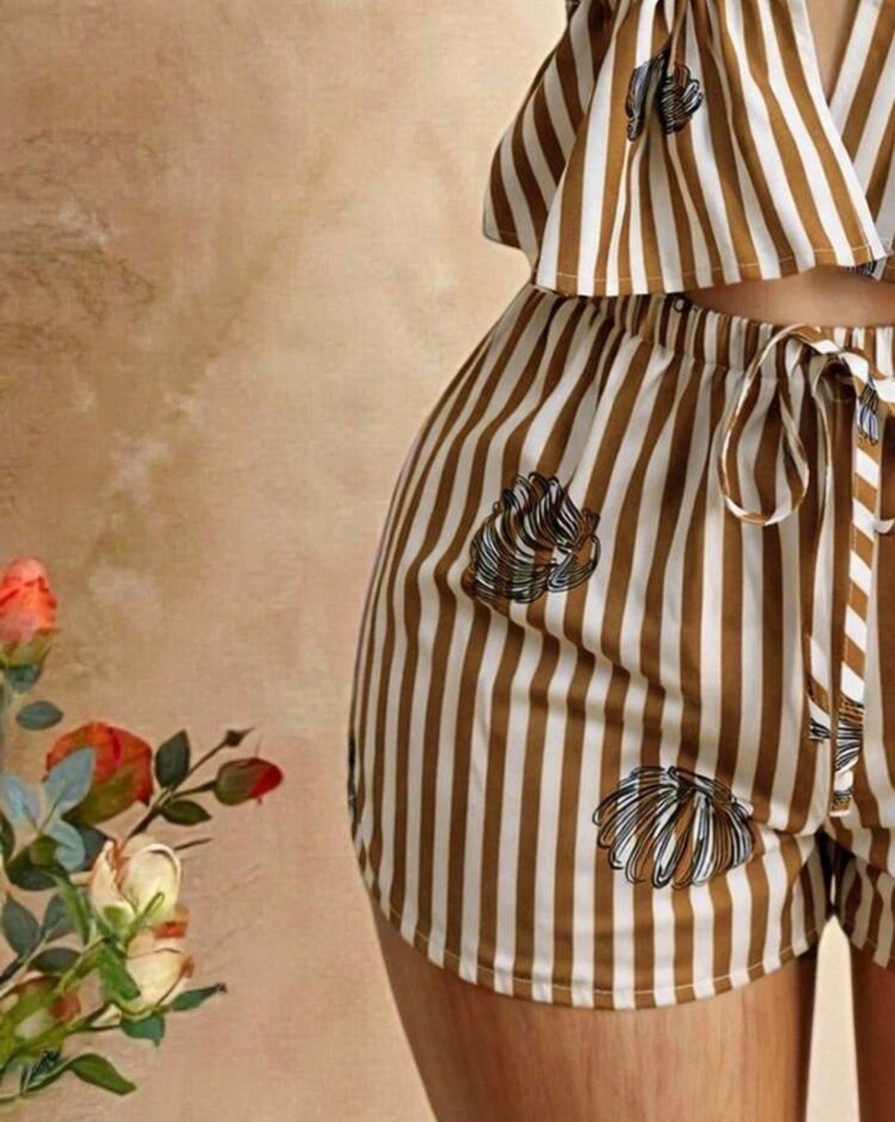 Conjunto Bahía Náutica – Top Halter Escotado y Shorts a Rayas con Conchas