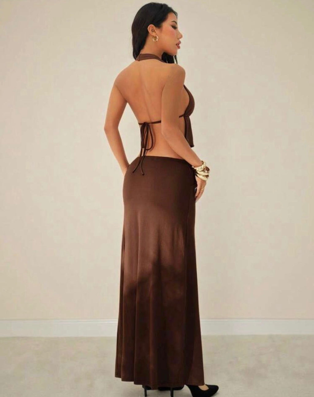 Conjunto Cocoa Glam – Top Halter Escotado y Falda Maxi con Herraje Dorado