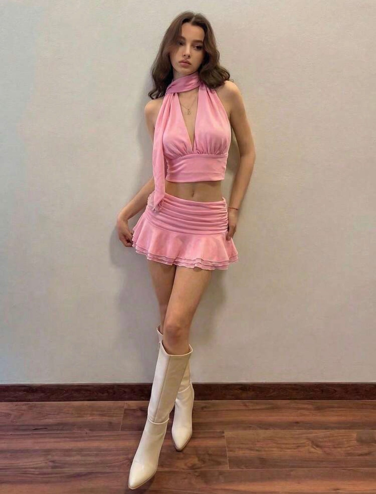 Conjunto Rose Garden – Top Halter Drapeado y Mini Falda con Aplique