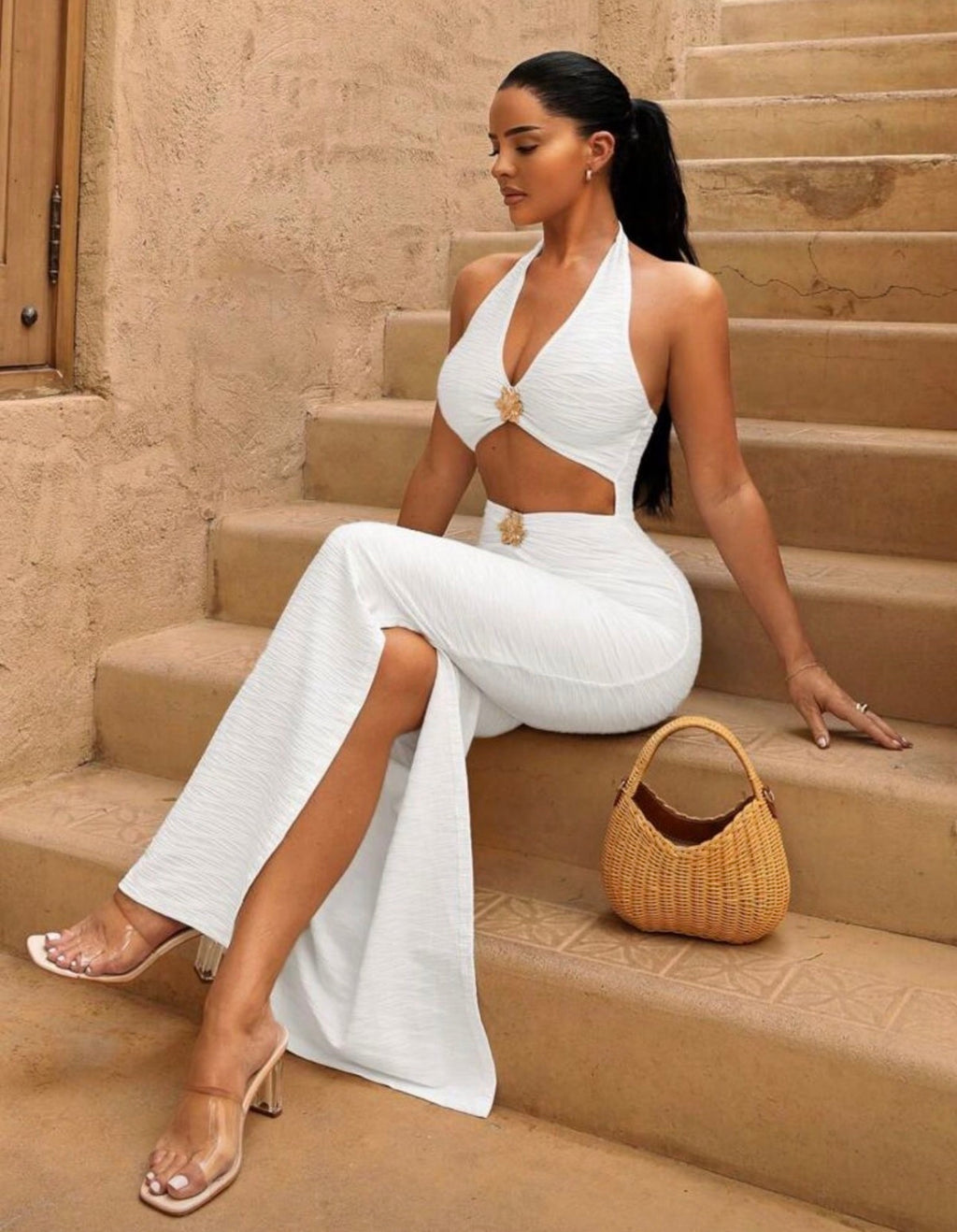 Set de Dos Piezas de Textura Arrugada: Top Halter Cruzado y Falda Maxi con Detalles Dorados