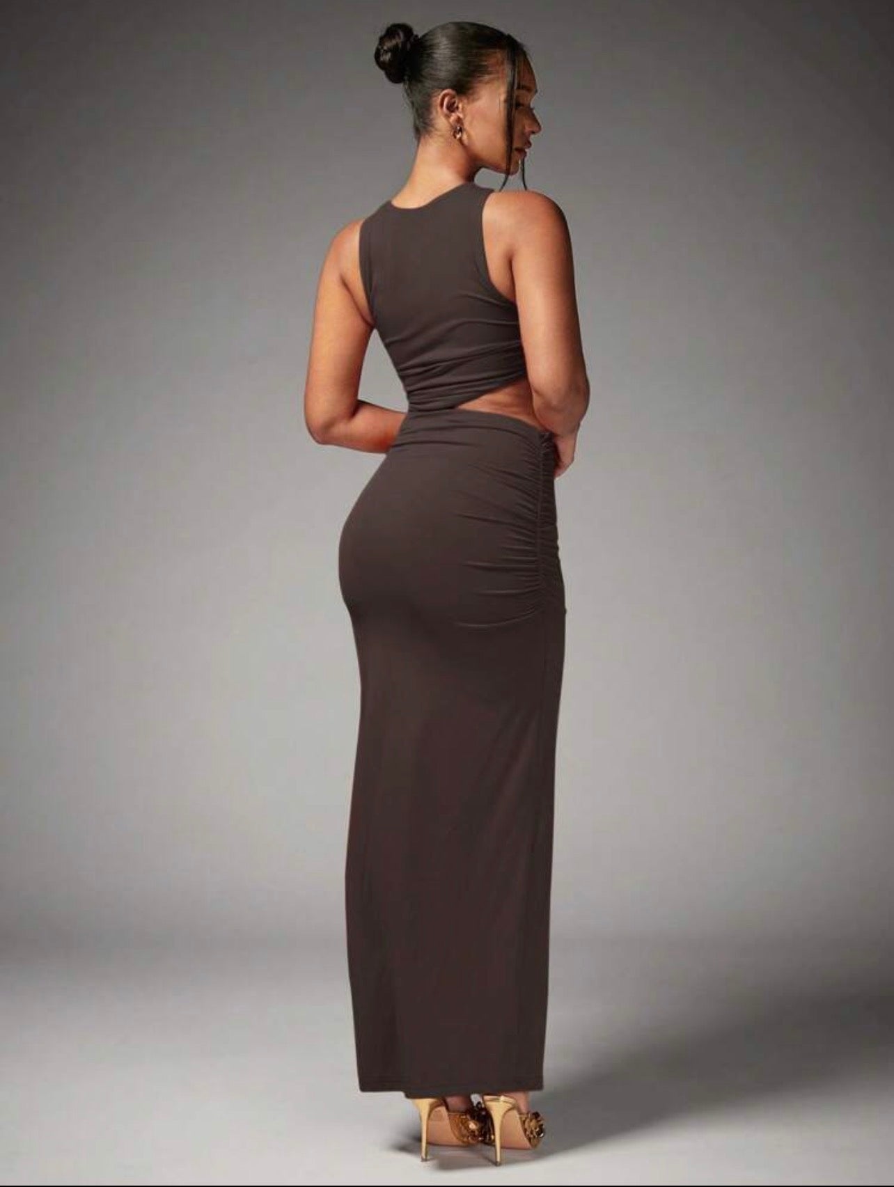 Vestido Largo Ajustado con Abertura Lateral y Cut-Out