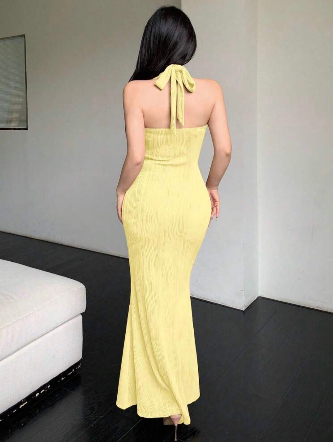 Vestido Maxi Halter Plisado con Detalle de Joya