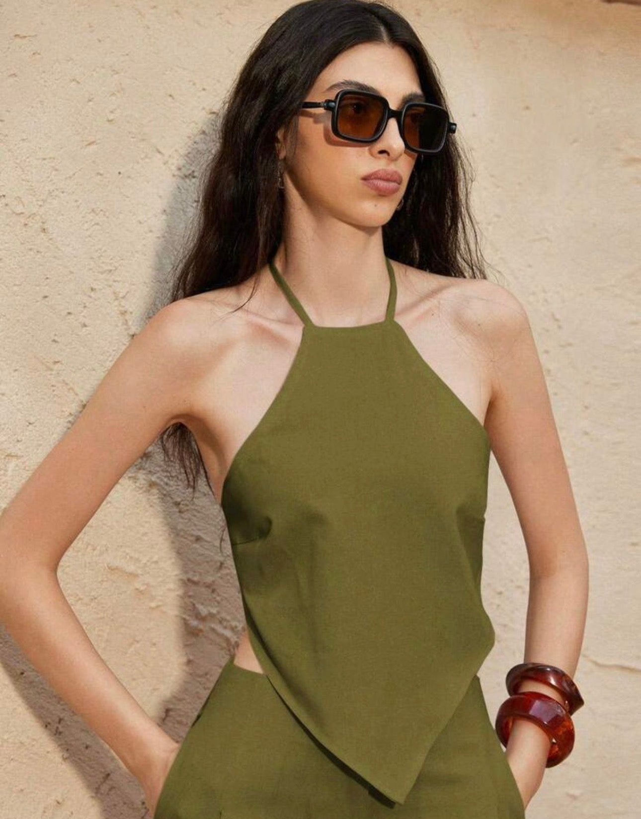 Conjunto Aveloria – Top Halter Asimétrico y Pantalón Wide Leg en Verde Oliva