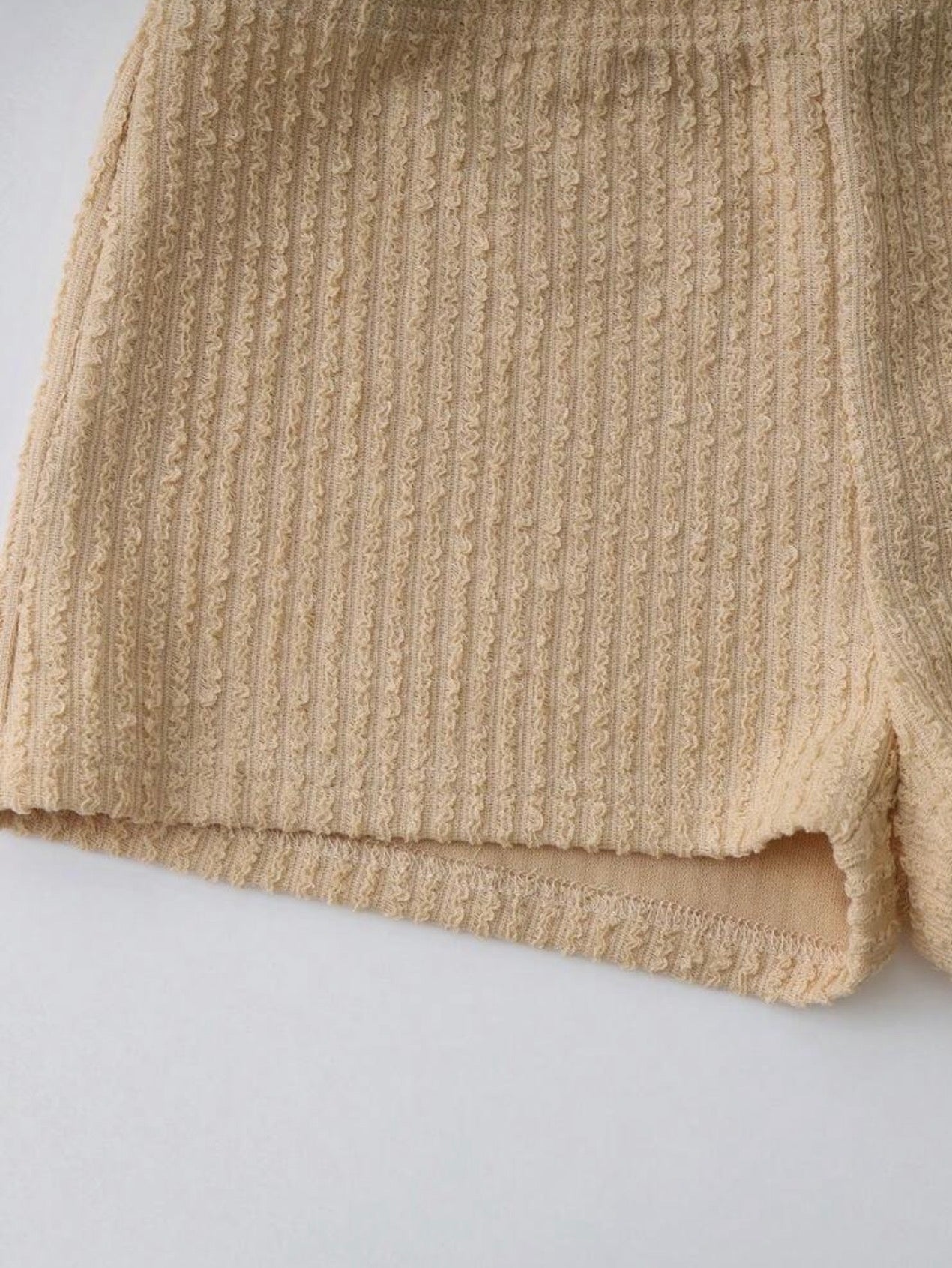 Set de Playa Beach-Chic: Top Rústico con Conchas y Shorts de Punto