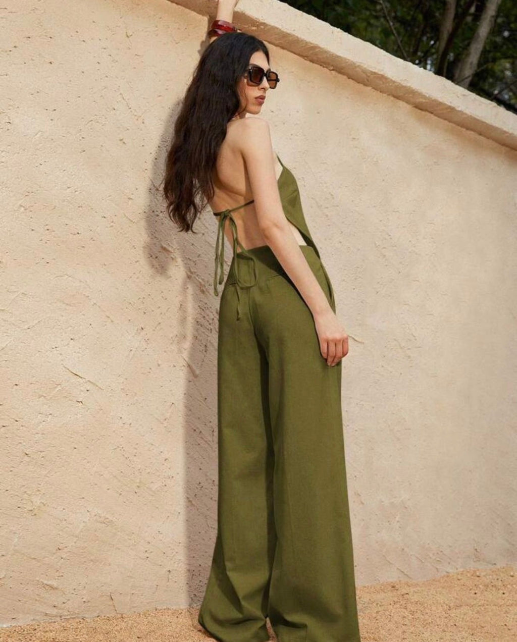 Conjunto Aveloria – Top Halter Asimétrico y Pantalón Wide Leg en Verde Oliva