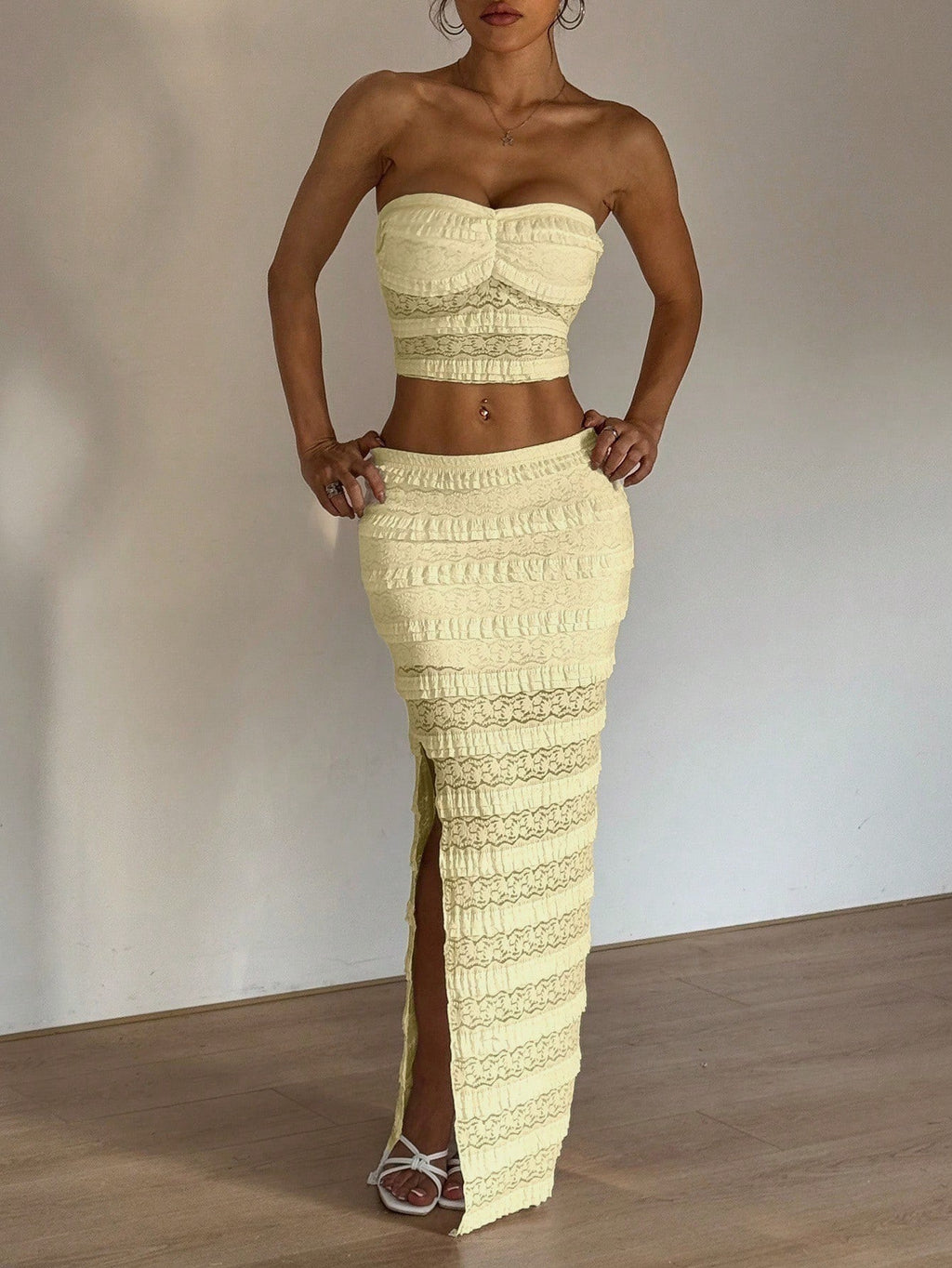 Conjunto de Dos Piezas Strapless de Encaje y Fruncidos con Abertura Sorrento