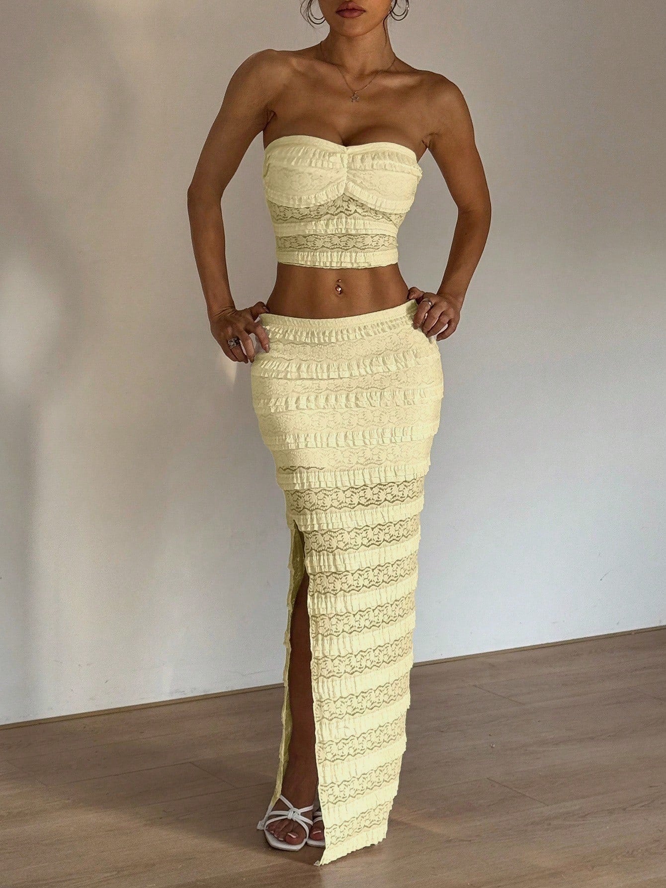 Conjunto de Dos Piezas Strapless de Encaje y Fruncidos con Abertura Sorrento