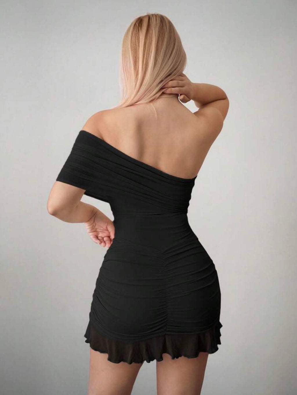 Minivestido Asimétrico "Obsidian" con Fruncido y Olán