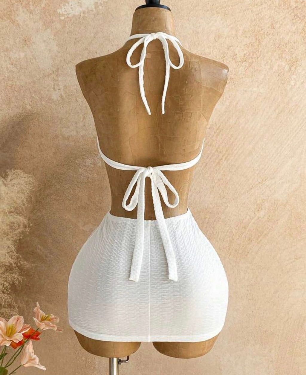 Vestido Corto Playero de Textura Arrugada: Minivestido Halter Cut-Out con Detalle de Concha