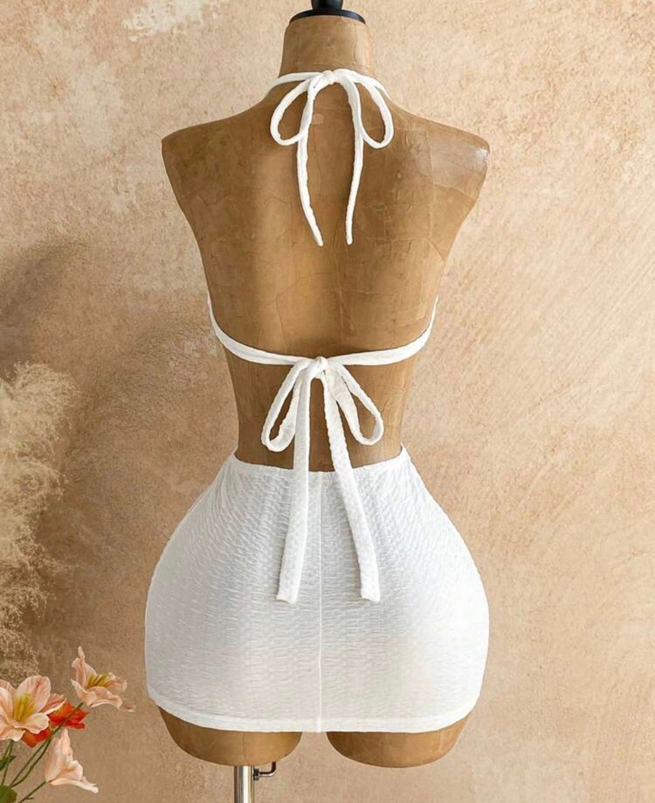 Vestido Corto Playero de Textura Arrugada: Minivestido Halter Cut-Out con Detalle de Concha