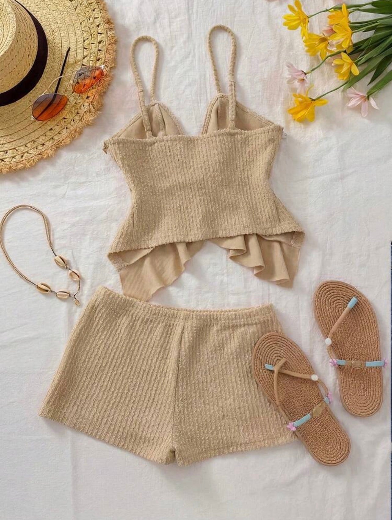 Set de Playa Beach-Chic: Top Rústico con Conchas y Shorts de Punto