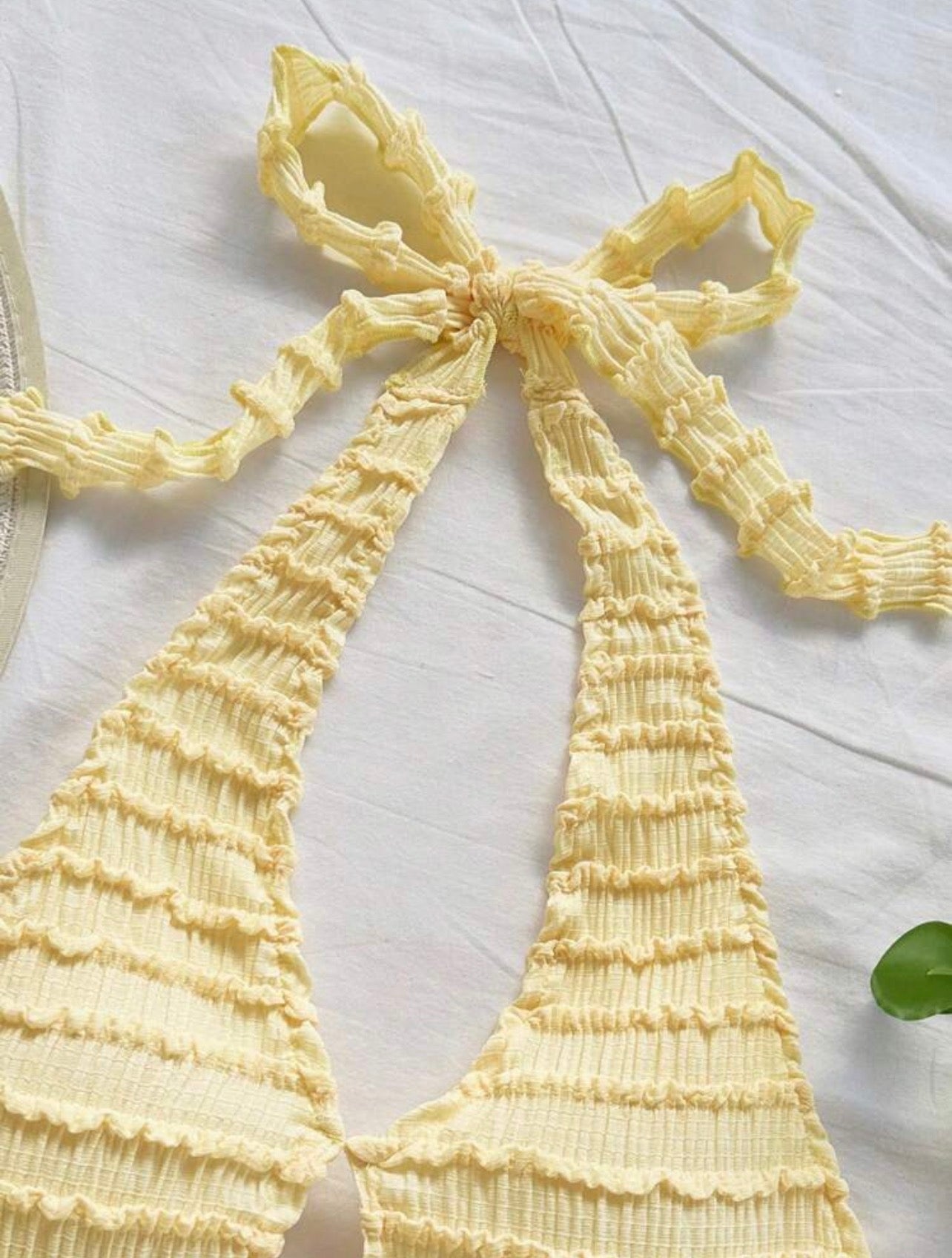 Vestido Corto Halter Texturizado – Amarillo Pastel